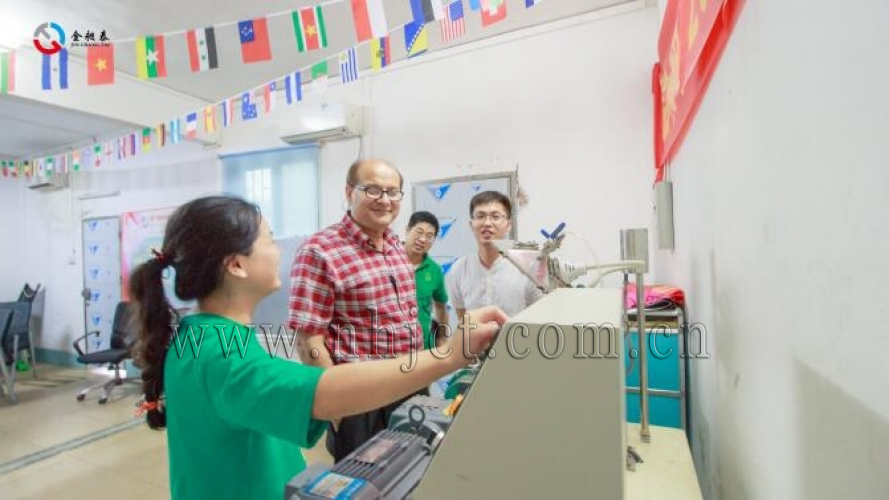 美國客戶到訪金昶泰采購口香糖設(shè)備(捏合機)